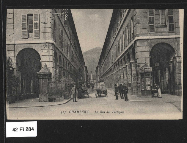 Rue des Portiques.