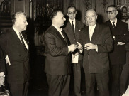De gauche à droite : Roger RICARD (préfet), deux hommes non identifiés, Louis PRADEL, Benoît CARTERON.