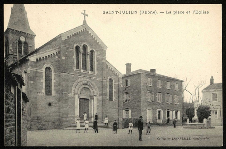 Saint-Julien. La place et l'église.