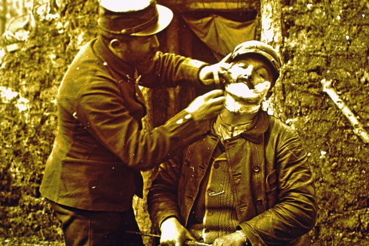 Au front, le coiffeur.