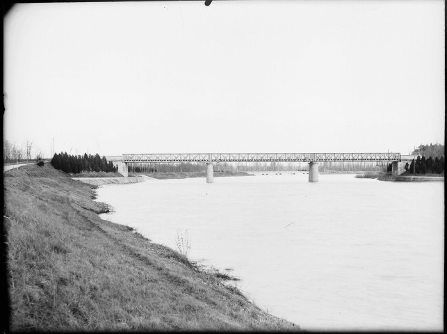 Canal de Jonage : pont de l'Herbens au 8K850, vue d'aval (mars 1908).
