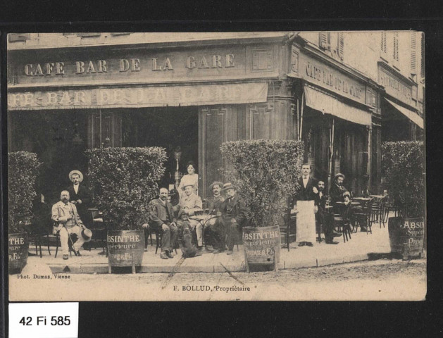 Clients attablés à la terrasse du café bar de la Gare.