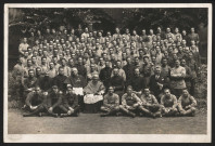 Portrait de groupe de jeunes soldats entourant des hommes d'Eglise et des officiels.