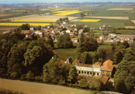 Saint-Pierre-de-Chandieu. Vue générale et château de Laigues.
