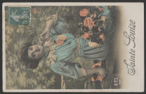 Jeune femme assise avec un bouquet de roses sur les genoux.
