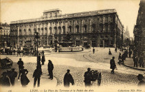 Lyon. La place des Terreaux et le Palais des Arts.