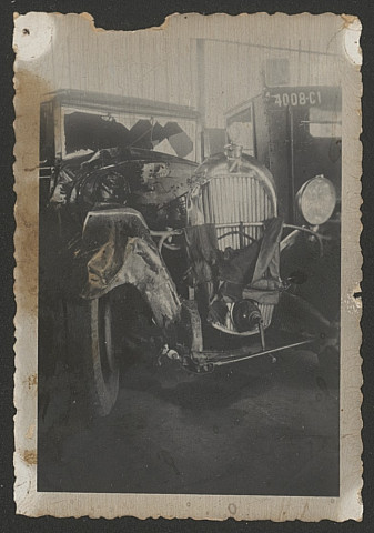 Véhicules vus de face.