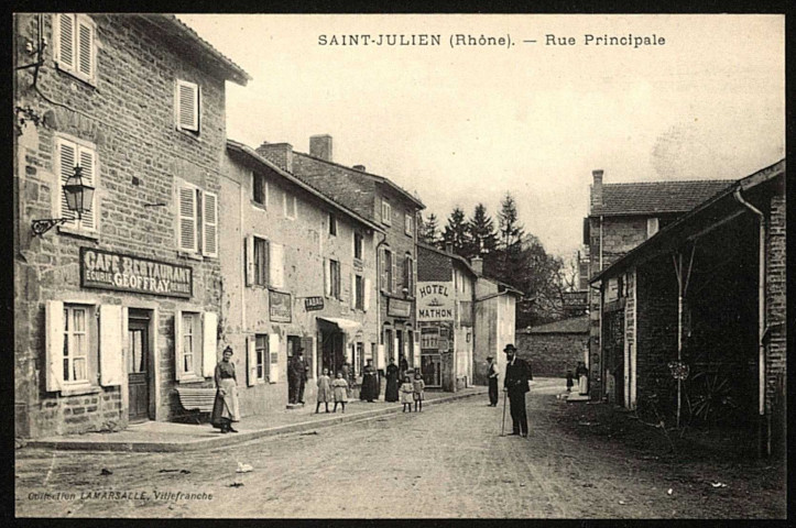 Saint-Julien. Rue principale.