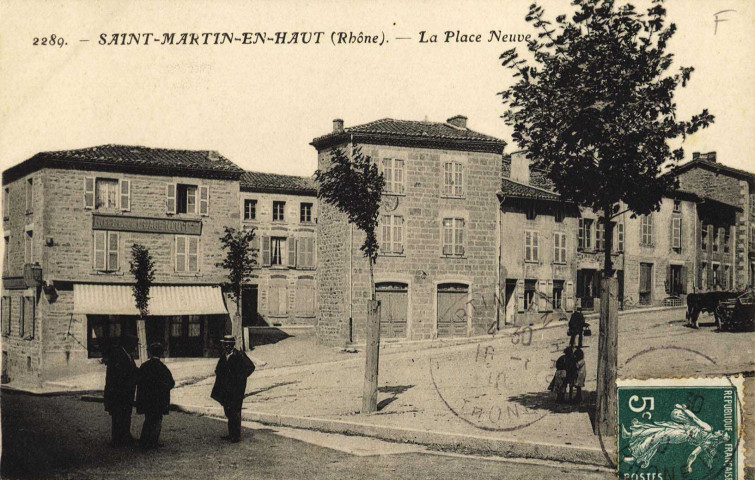 Saint-Martin-en-Haut. La place Neuve.