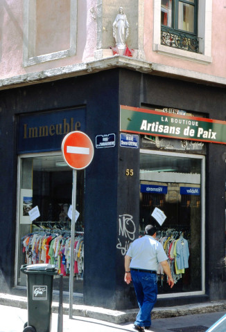Devantures de commerces (août 2000, juin 2001, avril-juillet 2002).