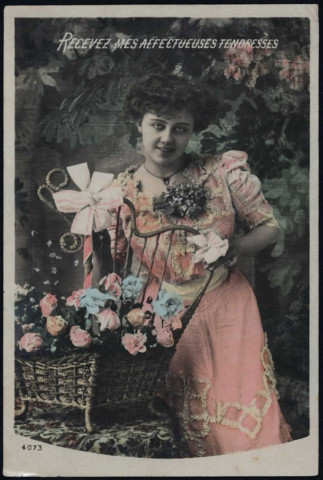 Jeune femme avec panier rempli de roses.