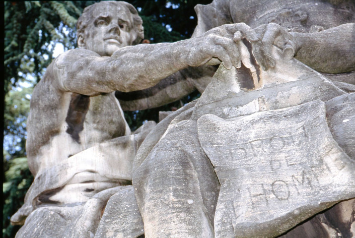 Statues (juillet 2002).