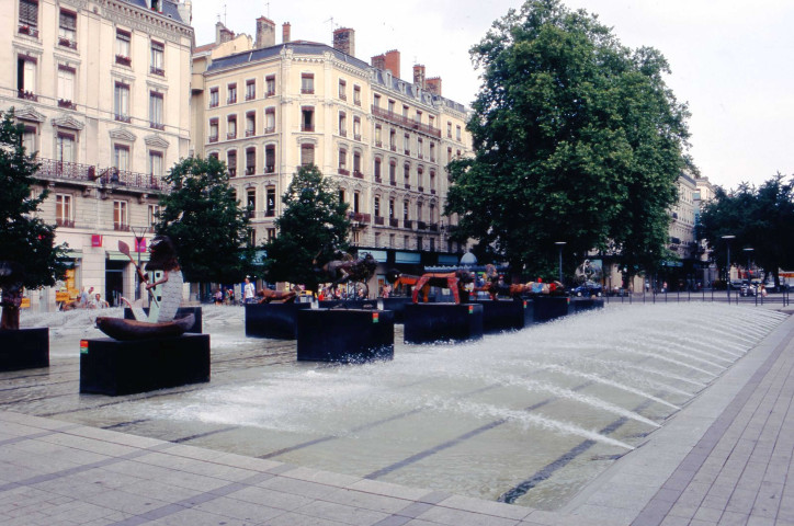 Fontaines (août 2000, avril 2002, juillet 2005).