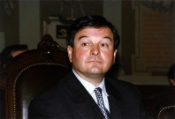 Michel Mercier assis sur le siège du Président de l'assemblée.