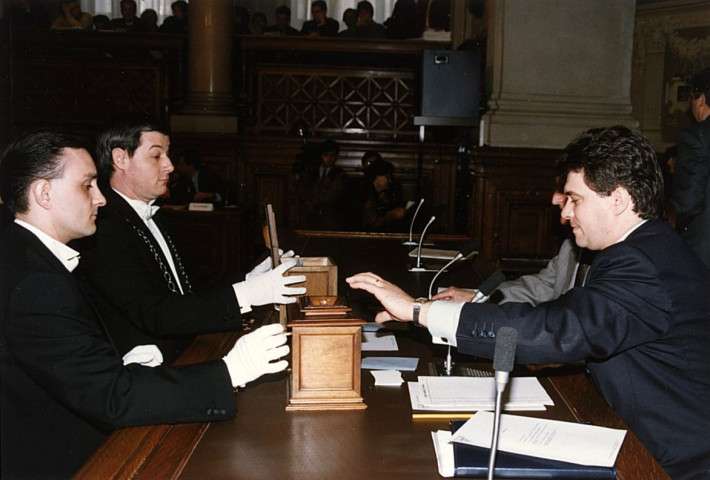 Deux huissiers remettent les urnes à Gilles LAVACHE (à droite).