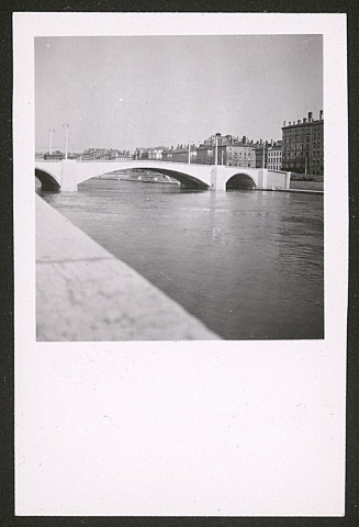 Vue du pont reconstruit depuis le quai de Rolland.
