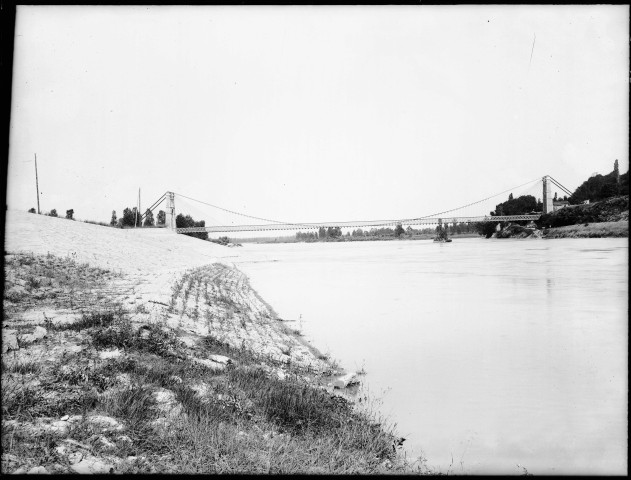 Canal de Jonage : vue de la "défense villa"et pont de Jons à l'origine (12 juillet 1905).