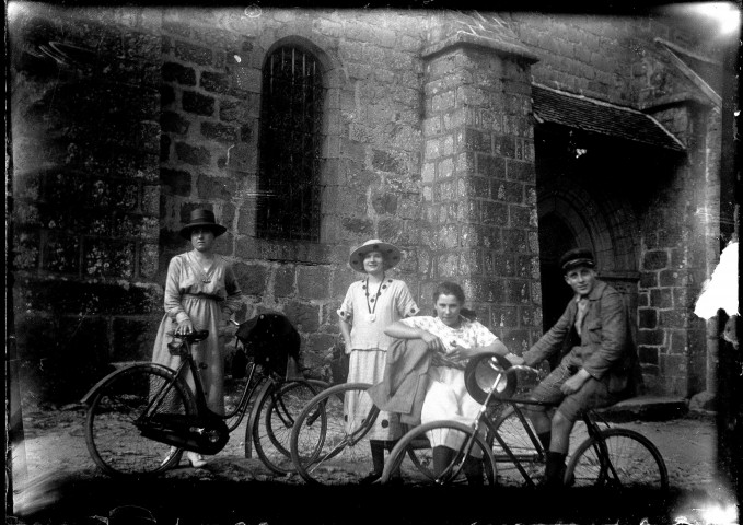 Jeanne et Henry, accompagnés de deux jeunes filles non identifiées, tous avec leur vélo.