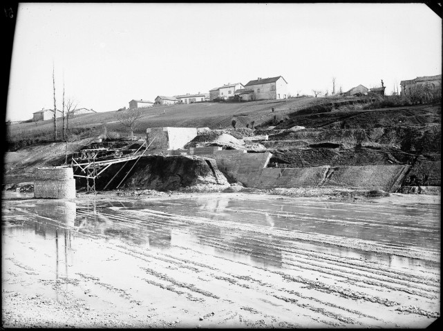 Canal de Jonage : pont de Jonage au 4K062 - Mur de raccordement aval, côté gauche du canal (18 février 1896).