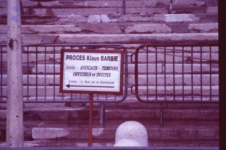 Panneau d'accès au tribunal.