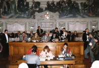 A la tribune, de gauche à droite : un homme non identifié, Lucien DURAND, Frédéric DUGOUJON, Gilles LAVACHE, Albéric DE LAVERNÉE. Au second plan, debout, de gauche à droite : un homme non identifié, Jean-Luc DA PASSANO.