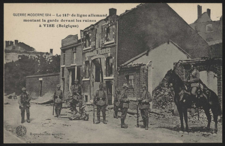 Le 147e de ligne allemand montant la garde devant les ruines à Vise (Belgique).