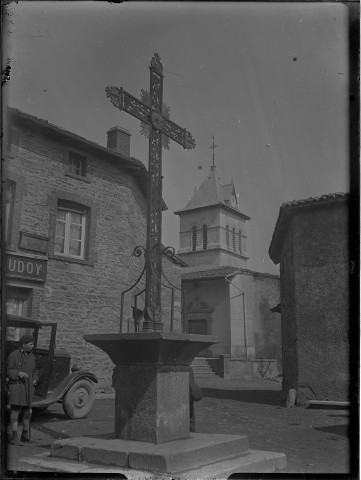 Devant l'hôtel Baudoy et la croix du village.