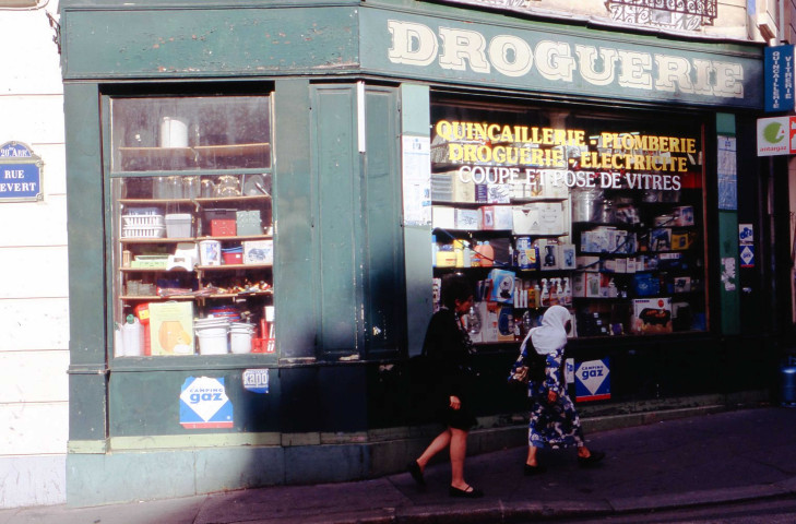 Devantures de commerce.