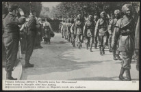 Troupes indiennes défilant à Marseille après leur débarquement.