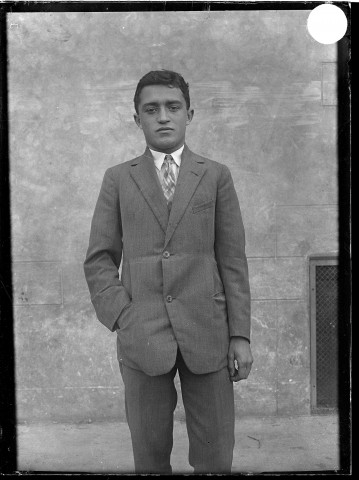 Jeune homme en veste claire et cravate.