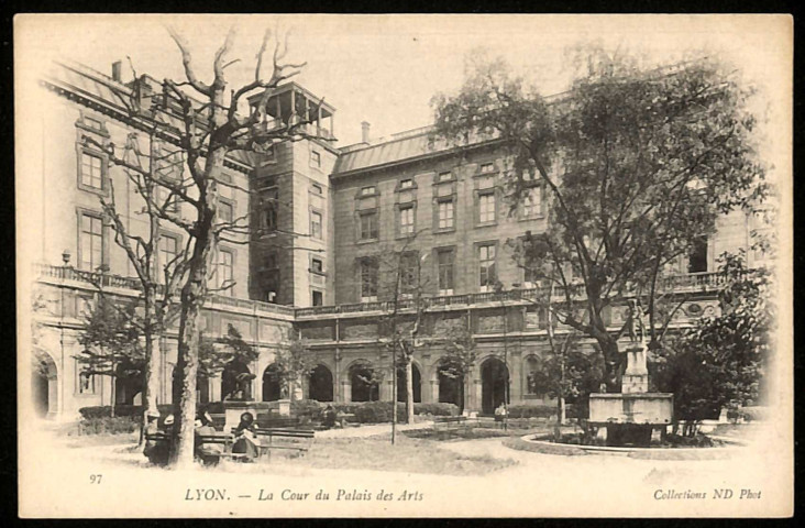 Lyon. La cour du Palais des Arts.