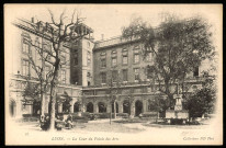 Lyon. La cour du Palais des Arts.