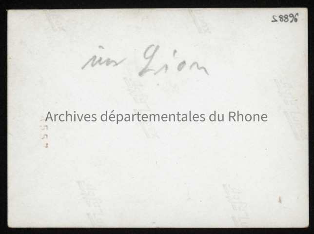 Véhicules vus de dos.