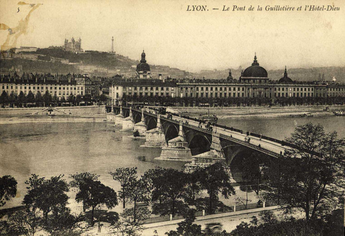 Lyon. Le pont de la Guillotière et l'Hôtel-Dieu.