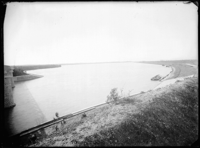 Canal de Jonage : vue du réservoir prise de pont de l'Herbens au 8K500.