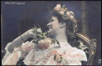 Jeune femme assise et souriant, un bouquet de roses à la main.
