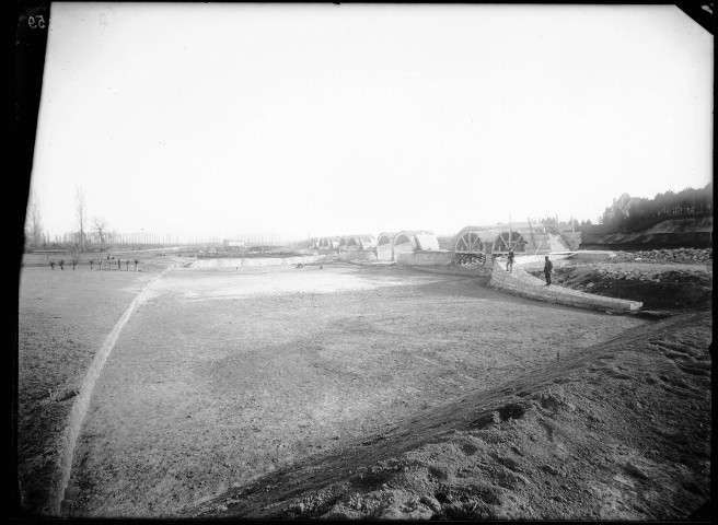 Canal de Jonage : déversoir au 8K600, vue aval du chantier (20 février 1896).