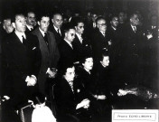 Premier rang : femmes non identifiées. Deuxième rang, de gauche à droite : Pierre ROUBY, Louis LESCHELIER, Henri PERRIER, Frédéric DUGOUJON, Philippe DANILO.