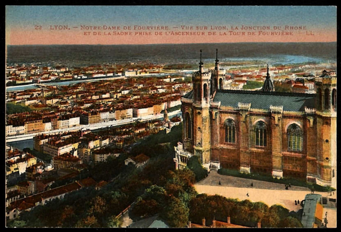 Lyon. Notre-Dame de Fourvière - Vue sur Lyon, la jonction du Rhône et de la Saône prise depuis l'ascenseur de la tour de Fourvière.