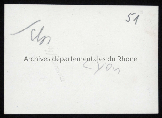 Lyonnais assis sous surveillance.