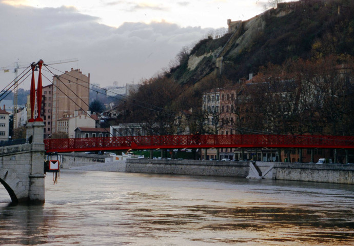 Juin-juillet, décembre 2000.