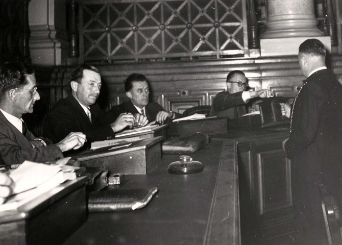 De gauche à droite : Frédéric DUGOUJON, Louis GUEYDON, Charles GERMAIN, un homme non identifié, un huissier qui procède au vote.