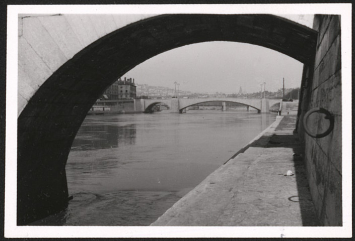 Février-mars, septembre 1952.