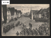 Défilé des troupes aux accents de "Sambre et Meuse" après une remise de décoration.