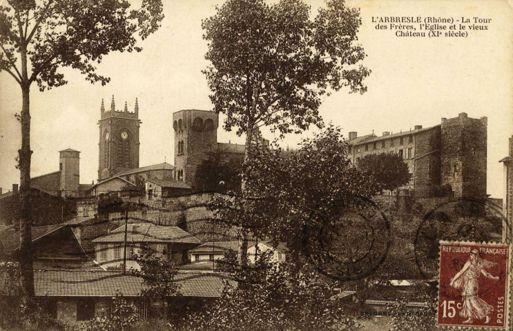 L'Arbresle. La Tour des Frères, l'église et le vieux château (XIe siècle).