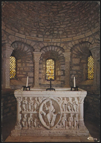 Avenas. Le célèbre autel roman (XIIe siècle) avec le Christ glorieux entouré de ses Apôtres.