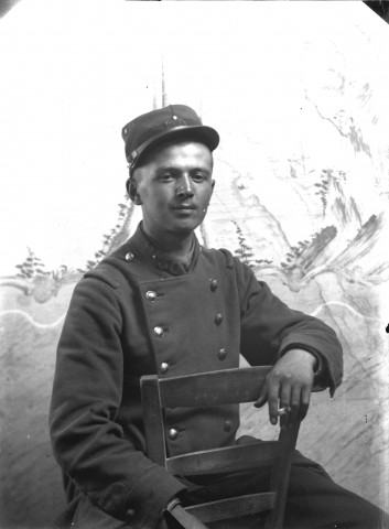 Jeune homme en tenue de soldat.
