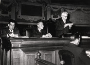 A la tribune, de gauche à droite : M. CAUSERET (secrétaire général de la Préfecture), Pierre MASSENET (préfet du Rhône), Laurent BONNEVAY (président du conseil). Devant la tribune, assis : Louis GUEYDON (secrétaire au bureau).