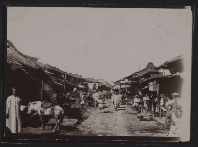 Un Faubourg de Yun-nan fou après le marché.