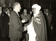 Détail de la remise de médaille à un membre de la délégation algérienne par Louis PRADEL.